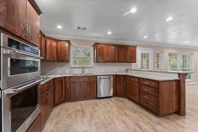 420 E Lake Drive, Livingston, TX 77351