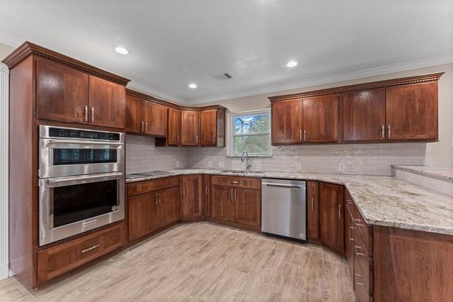 420 E Lake Drive, Livingston, TX 77351