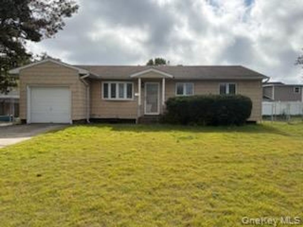 35 Circle Lane, Bay Shore, NY 11706 — exterior