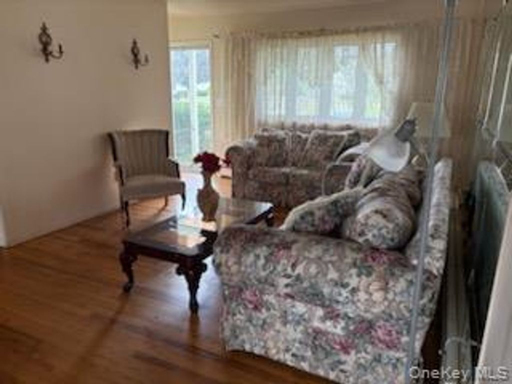 35 Circle Lane, Bay Shore, NY 11706 — photo 2