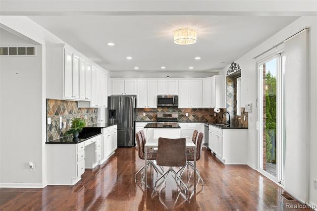 49894 Bloomsbury Lane, Macomb, MI 48044
