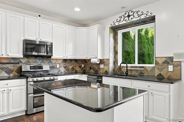 49894 Bloomsbury Lane, Macomb, MI 48044