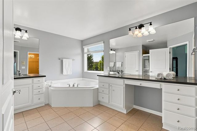49894 Bloomsbury Lane, Macomb, MI 48044