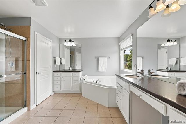 49894 Bloomsbury Lane, Macomb, MI 48044