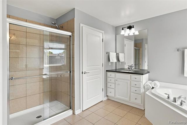 49894 Bloomsbury Lane, Macomb, MI 48044
