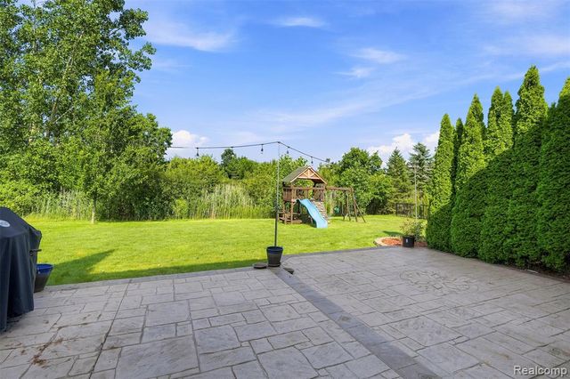 49894 Bloomsbury Lane, Macomb, MI 48044