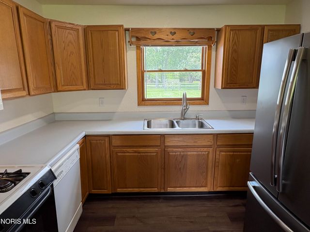 1102 S Lallendorf Road, Oregon, OH 43616