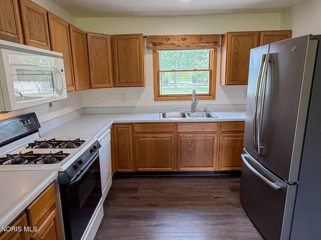 1102 S Lallendorf Road, Oregon, OH 43616