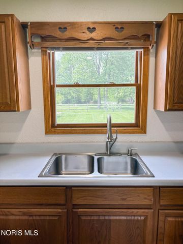 1102 S Lallendorf Road, Oregon, OH 43616