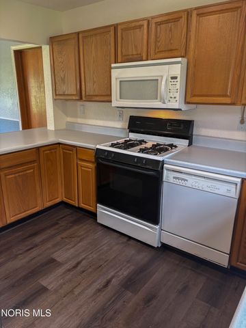 1102 S Lallendorf Road, Oregon, OH 43616