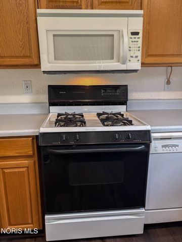1102 S Lallendorf Road, Oregon, OH 43616