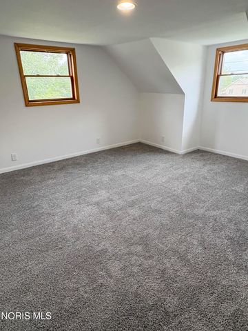 1102 S Lallendorf Road, Oregon, OH 43616