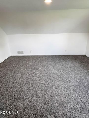 1102 S Lallendorf Road, Oregon, OH 43616