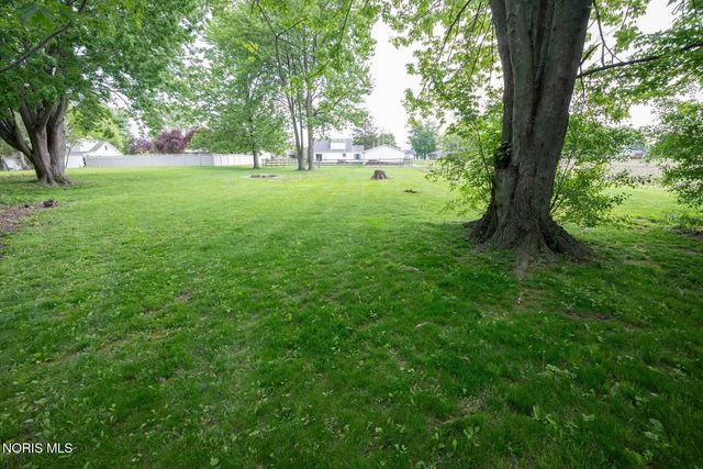 1102 S Lallendorf Road, Oregon, OH 43616