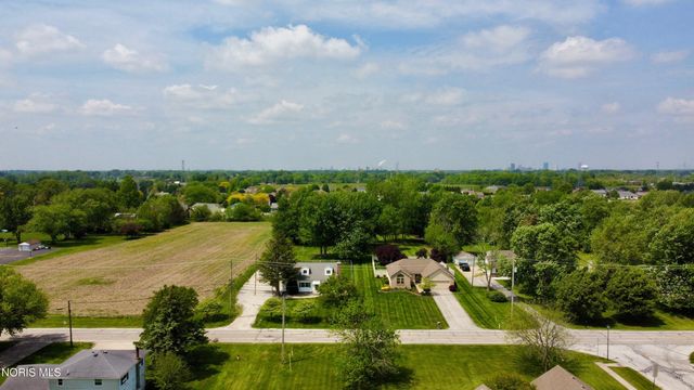 1102 S Lallendorf Road, Oregon, OH 43616