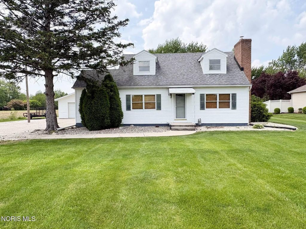 1102 S Lallendorf Road, Oregon, OH 43616