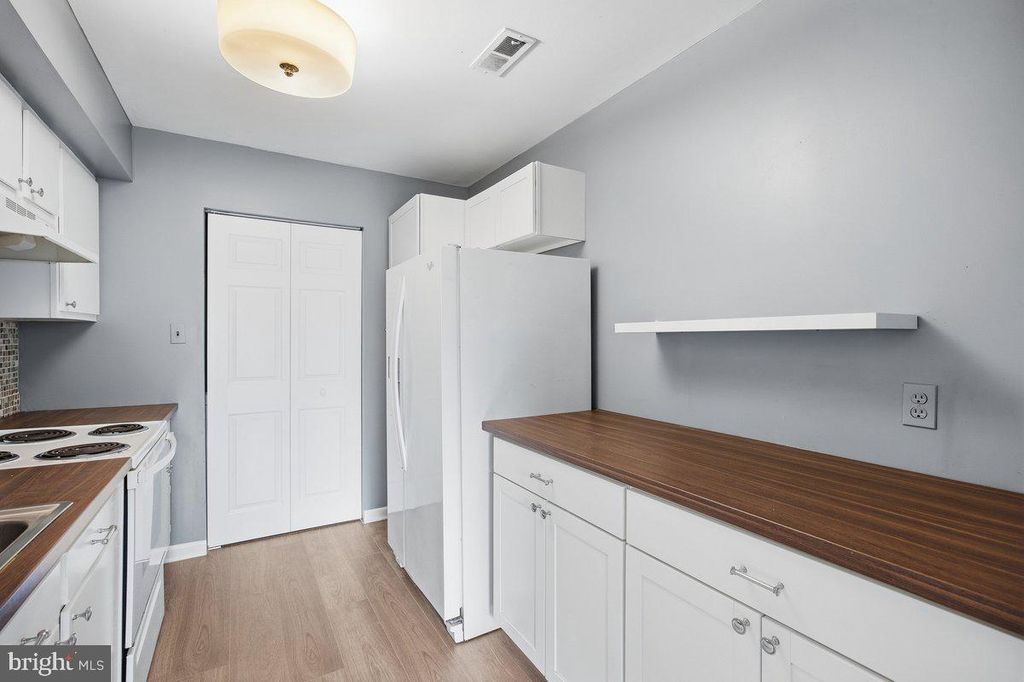 Image 2 of property listing at 804 TIMBER CRK, Lindenwold, NJ 08021