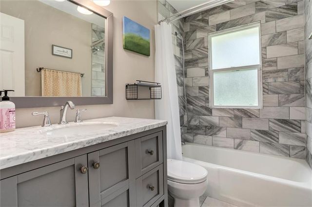 10101 NW MIRROR LAKE Court, Kansas City, MO 64152