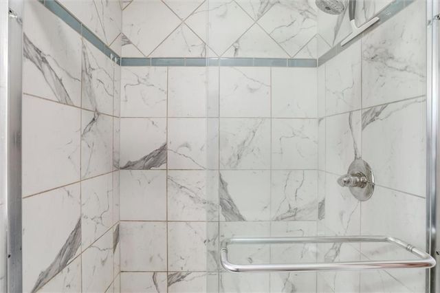 10101 NW MIRROR LAKE Court, Kansas City, MO 64152