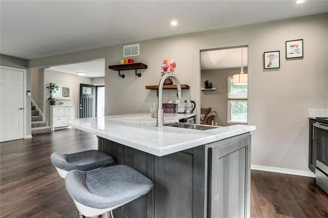 10101 NW MIRROR LAKE Court, Kansas City, MO 64152