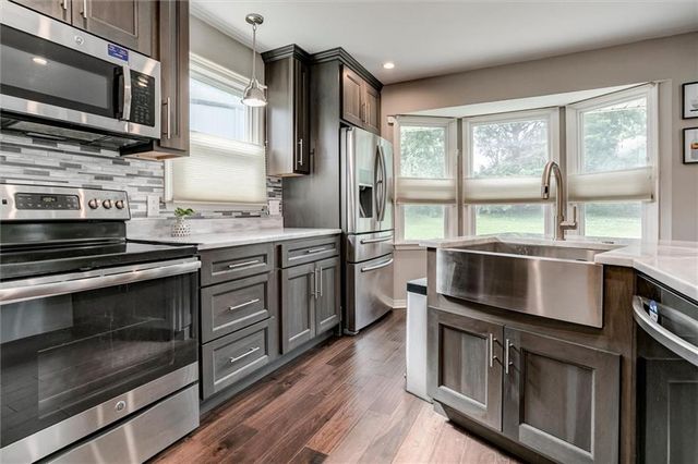 10101 NW MIRROR LAKE Court, Kansas City, MO 64152