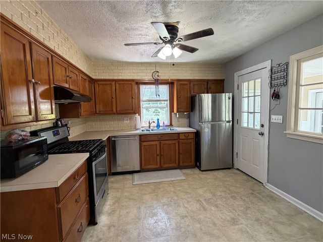 210 Woodrow Street NW, North Canton, OH 44720