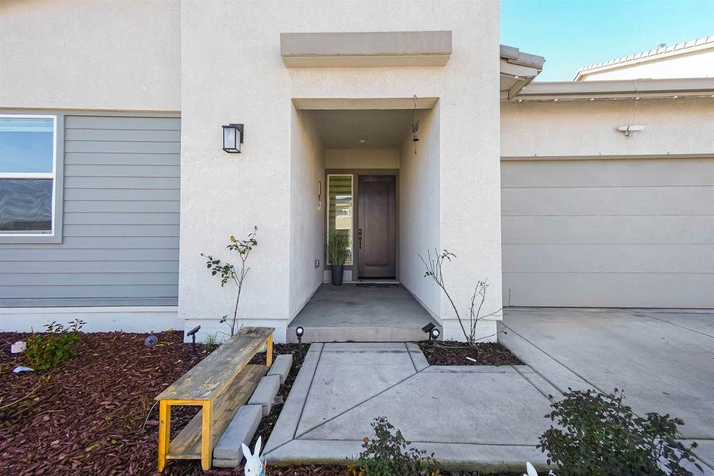 Image 4 of property listing at 3456 3456 Mulholland Drive, Lathrop, CA 95330