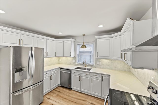 1814 Hunt Club Drive, Grosse Pointe Woods, MI 48236