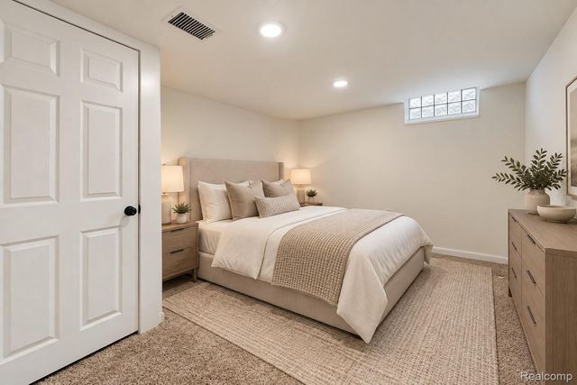 1814 Hunt Club Drive, Grosse Pointe Woods, MI 48236