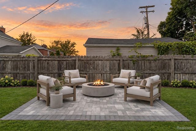 1814 Hunt Club Drive, Grosse Pointe Woods, MI 48236