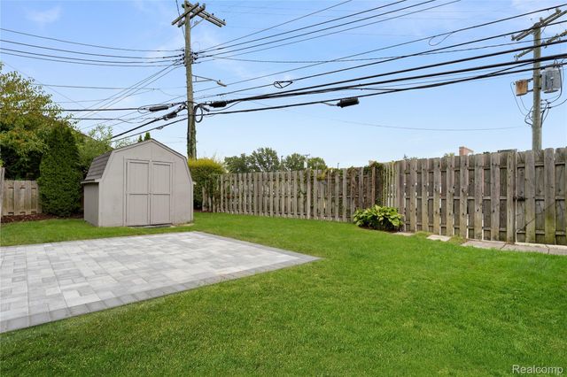 1814 Hunt Club Drive, Grosse Pointe Woods, MI 48236
