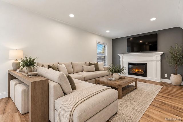 1814 Hunt Club Drive, Grosse Pointe Woods, MI 48236