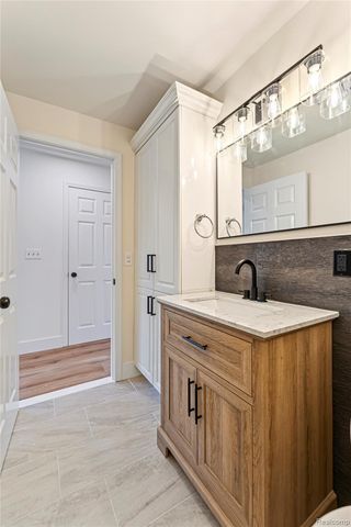 1814 Hunt Club Drive, Grosse Pointe Woods, MI 48236
