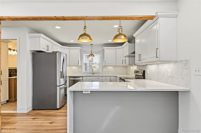 1814 Hunt Club Drive, Grosse Pointe Woods, MI 48236