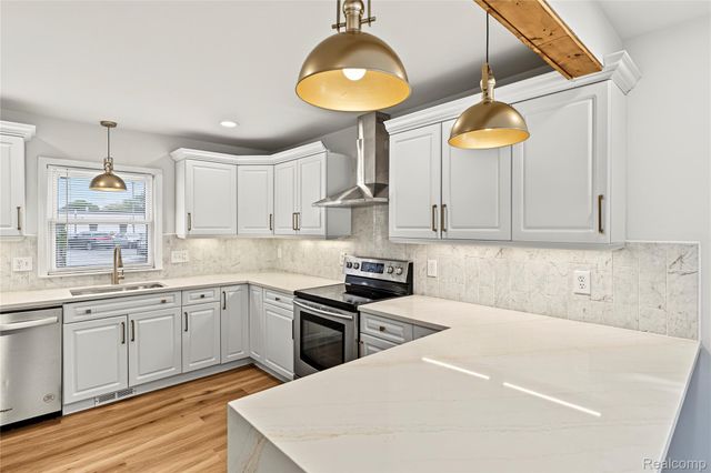 1814 Hunt Club Drive, Grosse Pointe Woods, MI 48236