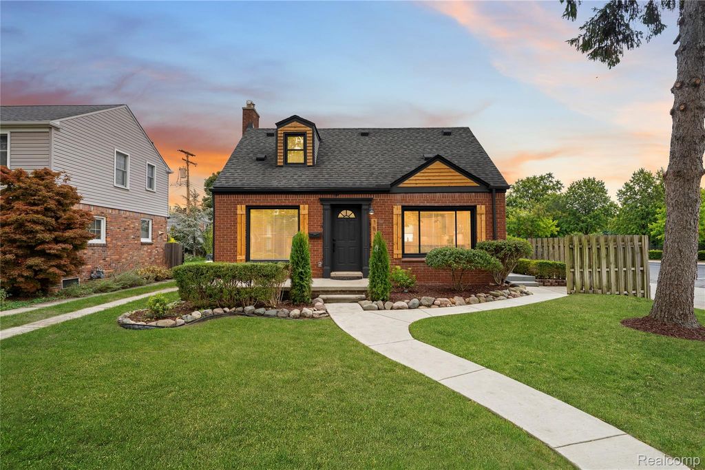 1814 Hunt Club Drive, Grosse Pointe Woods, MI 48236