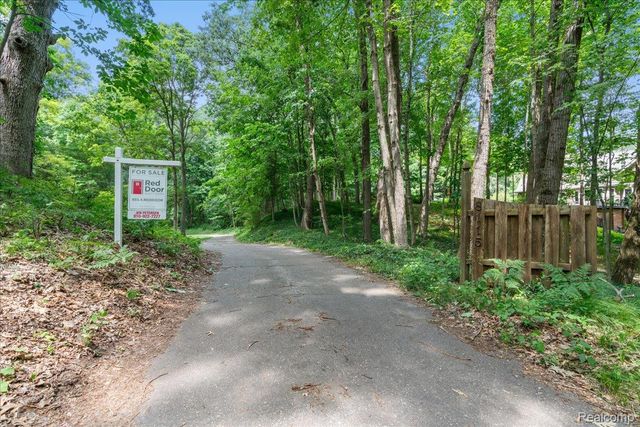 8115 Kiowa Trail, Hamburg Township, MI 48169