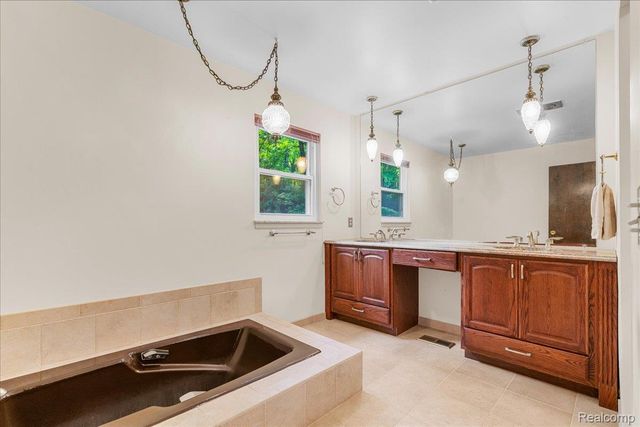 8115 Kiowa Trail, Hamburg Township, MI 48169