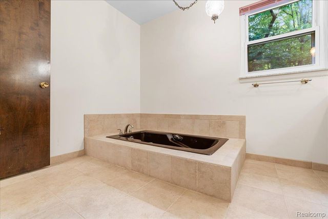 8115 Kiowa Trail, Hamburg Township, MI 48169