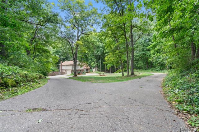 8115 Kiowa Trail, Hamburg Township, MI 48169