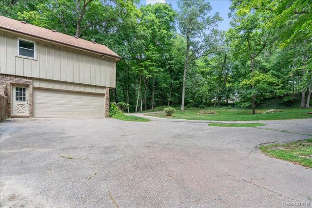 8115 Kiowa Trail, Hamburg Township, MI 48169