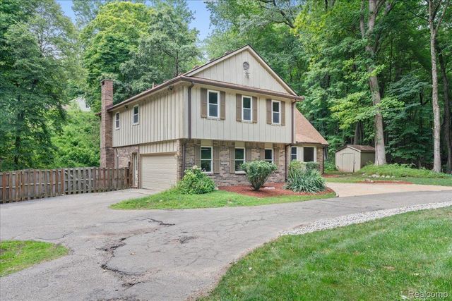8115 Kiowa Trail, Hamburg Township, MI 48169