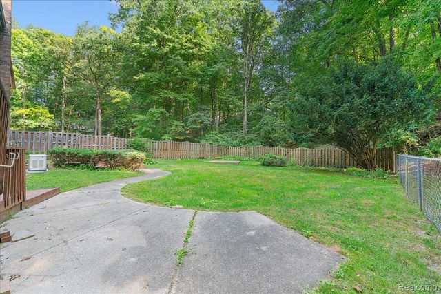 8115 Kiowa Trail, Hamburg Township, MI 48169