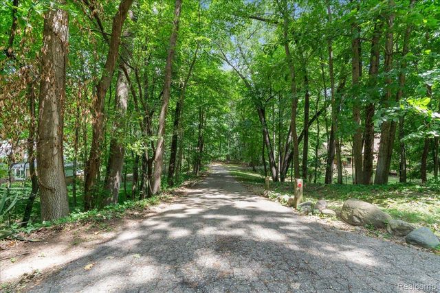 8115 Kiowa Trail, Hamburg Township, MI 48169