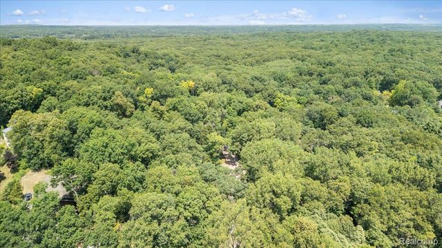 8115 Kiowa Trail, Hamburg Township, MI 48169
