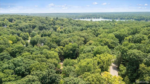 8115 Kiowa Trail, Hamburg Township, MI 48169