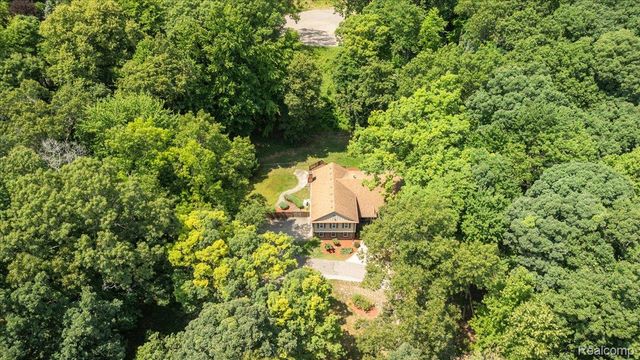 8115 Kiowa Trail, Hamburg Township, MI 48169