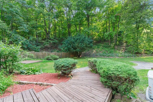 8115 Kiowa Trail, Hamburg Township, MI 48169