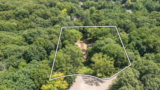 8115 Kiowa Trail, Hamburg Township, MI 48169