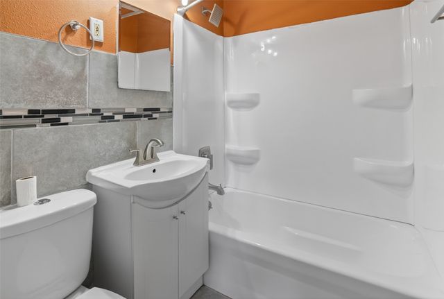 3001 Roblang Court, Des Moines, IA 50317